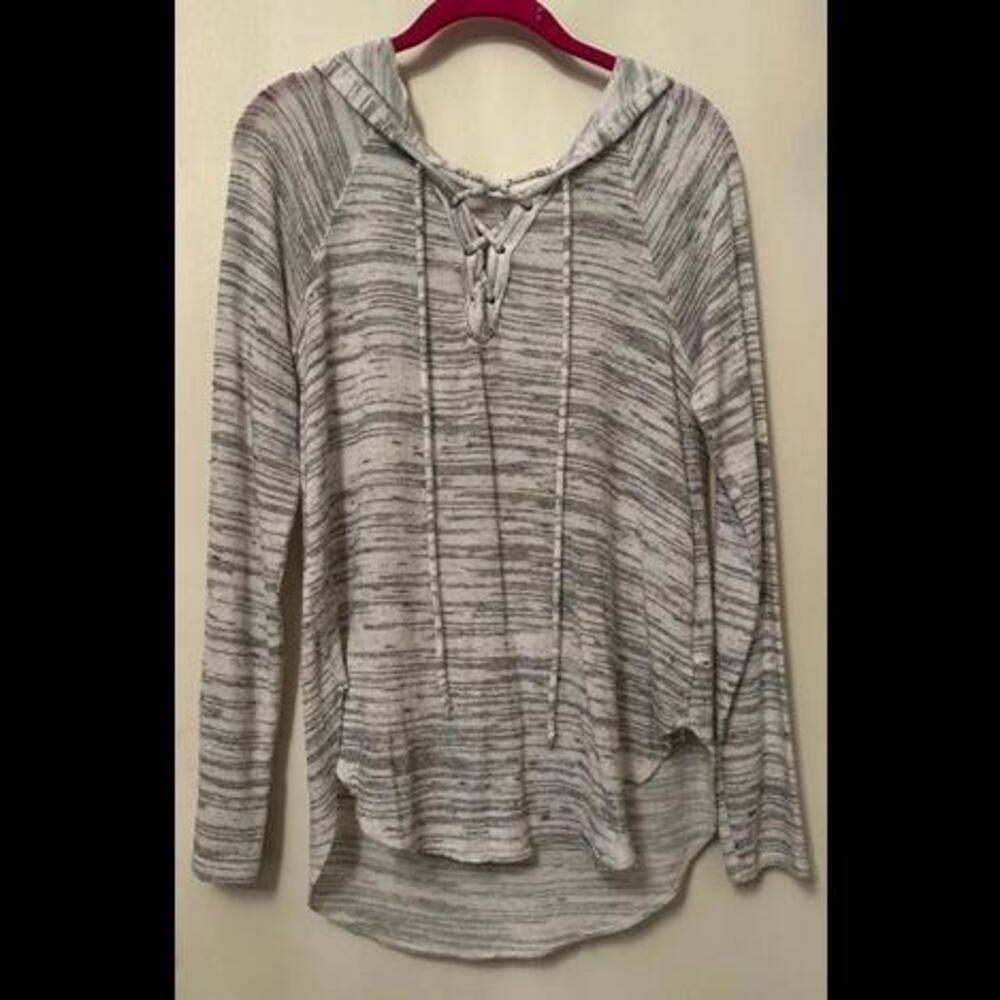 Effortlessly Chic: American Eagle's Soft and Sultry Long Sleeve Shirt - Picture 1 of 3